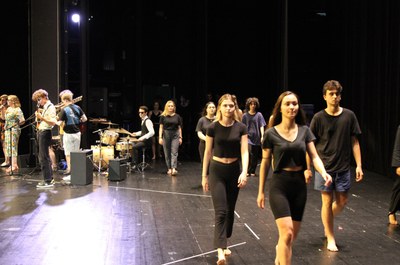 25 performance, begleitet durch das jazzensemble