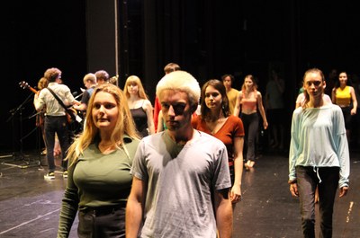 26 performance, begleitet durch das jazzensemble