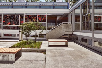 Atrium mit Glasbilder von Otto Steiger