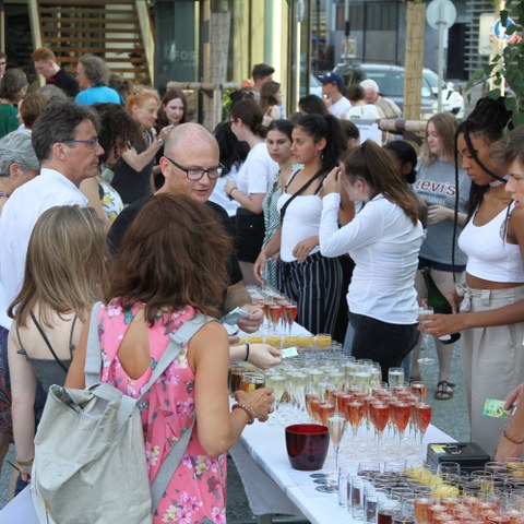 27 apéro auf dem erlenmattplatz. Vergrösserte Ansicht