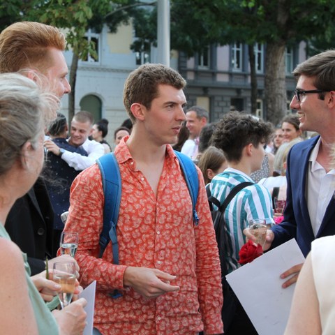 28 apéro auf dem erlenmattplatz. Vergrösserte Ansicht