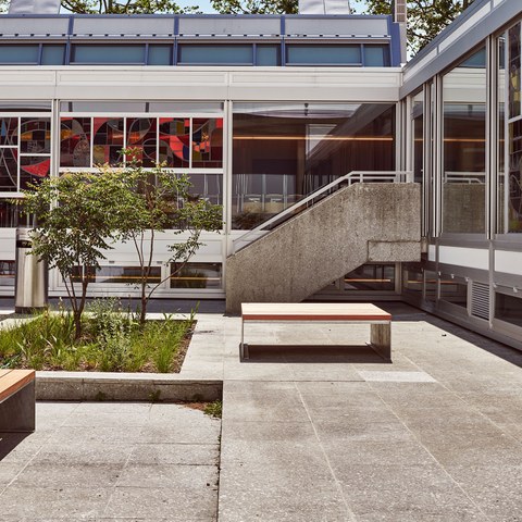 Atrium mit Glasbilder von Otto Steiger. Vergrösserte Ansicht